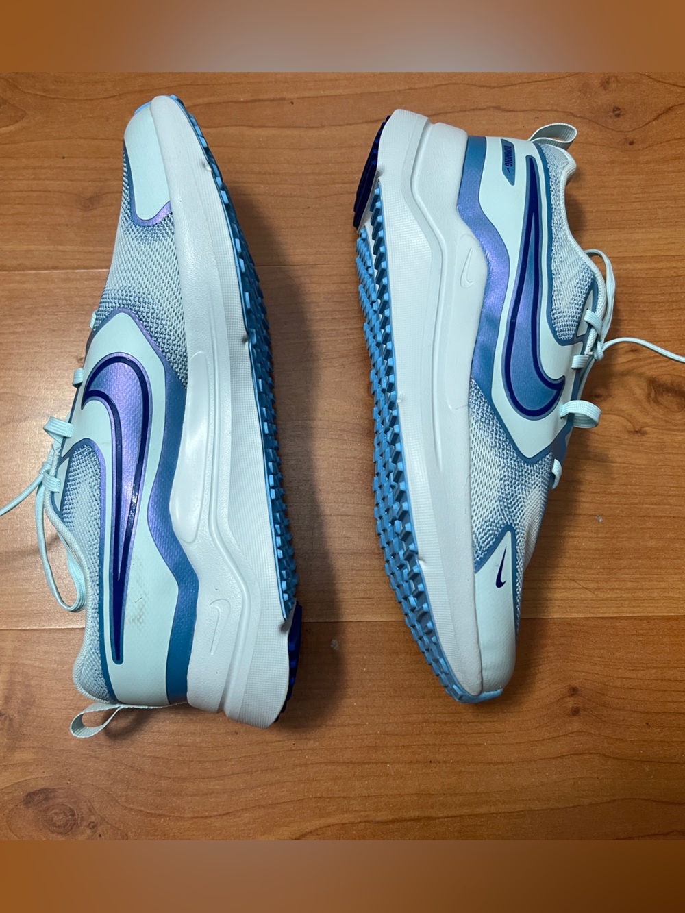 Nike cosmic runner SE 3 size 7Y or women’s 8.5 or men’s 7 running shoe